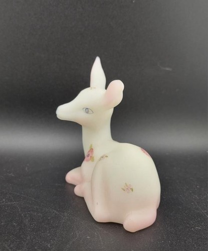 Cervatillo cervatillo de vidrio Fenton pintado a mano bayas y flores firmado de colección - Imagen 6 de 9