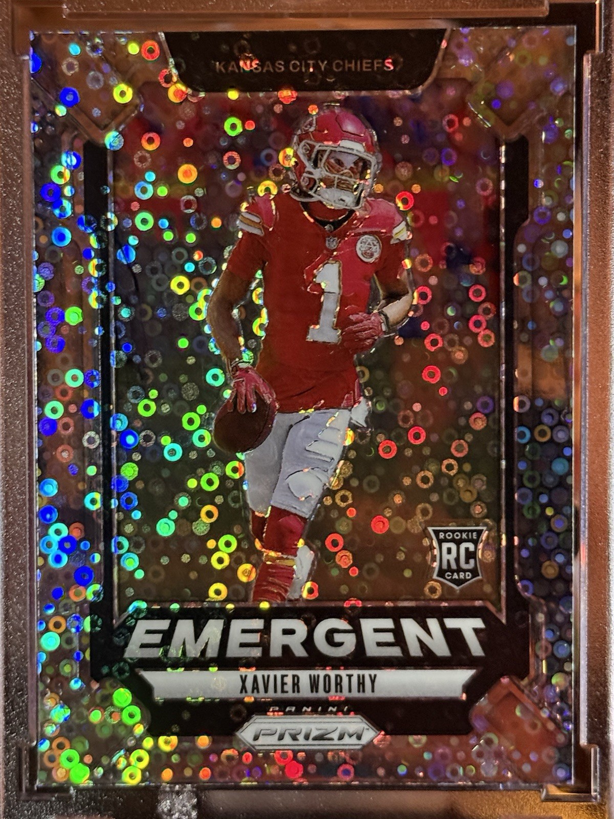 2024 PANINI PRIZM #7 EMERGENT NO HUDDLE PRIZM XAVIER WORTHY (RC,SSP)