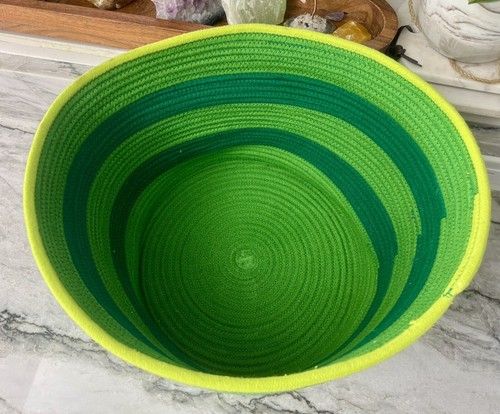 Hermosa cesta enrollada tejida a mano única natural, amarilla y verde de 10 pulgadas de altura - Imagen 3 de 10