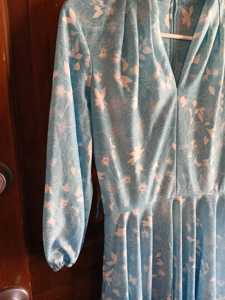 Vestido vintage floral azul y blanco mediano pequeño para mujer Foto 3 de 4