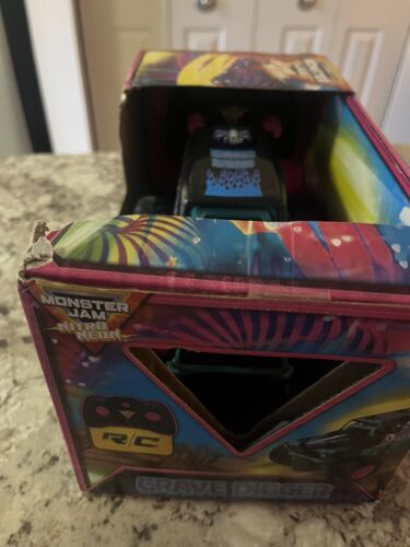 Monster Jam Nitro Neon 1:24 GRAVE DIGGER RC Remote Control Exclusive Truck 2022 - Picture 8 of 10