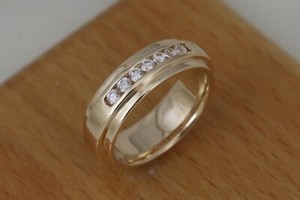 Gents-7-Diamond-Wedding-band-14kt-Yellow-Gold