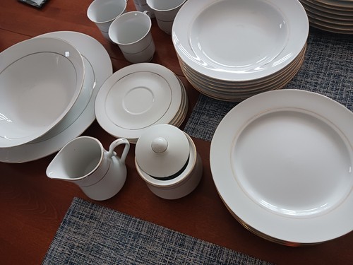 Dinnerware setting for eight (8) - Picture 5 of 7