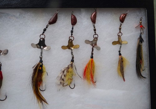 Vintage Hand Made Salmon/Muskie Streamer Lures in 16" x 12" Riker Case - Picture 6 of 8
