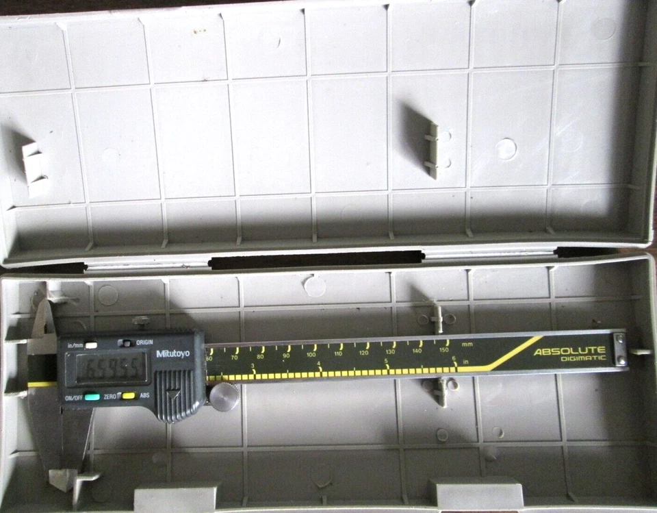 Digital Caliper MITUTOYO 500-196 ABSOLUTE 0-6" range TESTED  Case & battery - Image 4 of 4