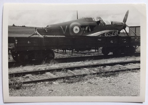 FOTO FRANZ. BEUTE JAGDFLUGZEUG MIT KENNUNG VERLADEN AUF WAGGON IN DAMANS(?)