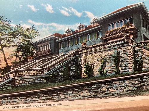 A Country Home: Rochester, MN - Vintage Postcard - Picture 2 of 3