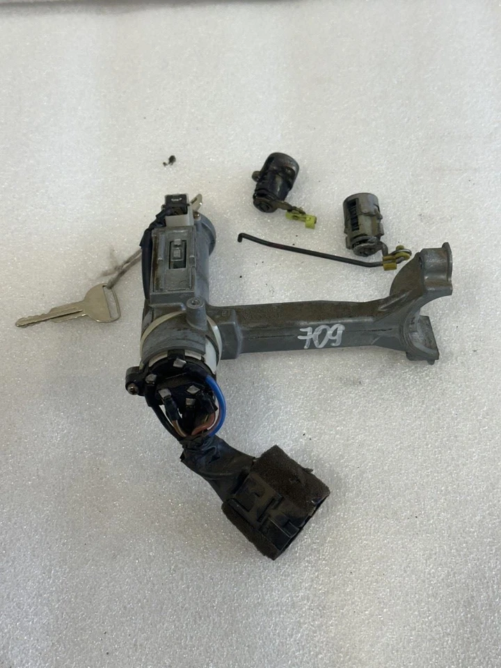 1994 TOYOTA PREVIA IGNITION SWITCH WITH KEY AND 2 LOCK CYLINDERS - Image 2 of 4