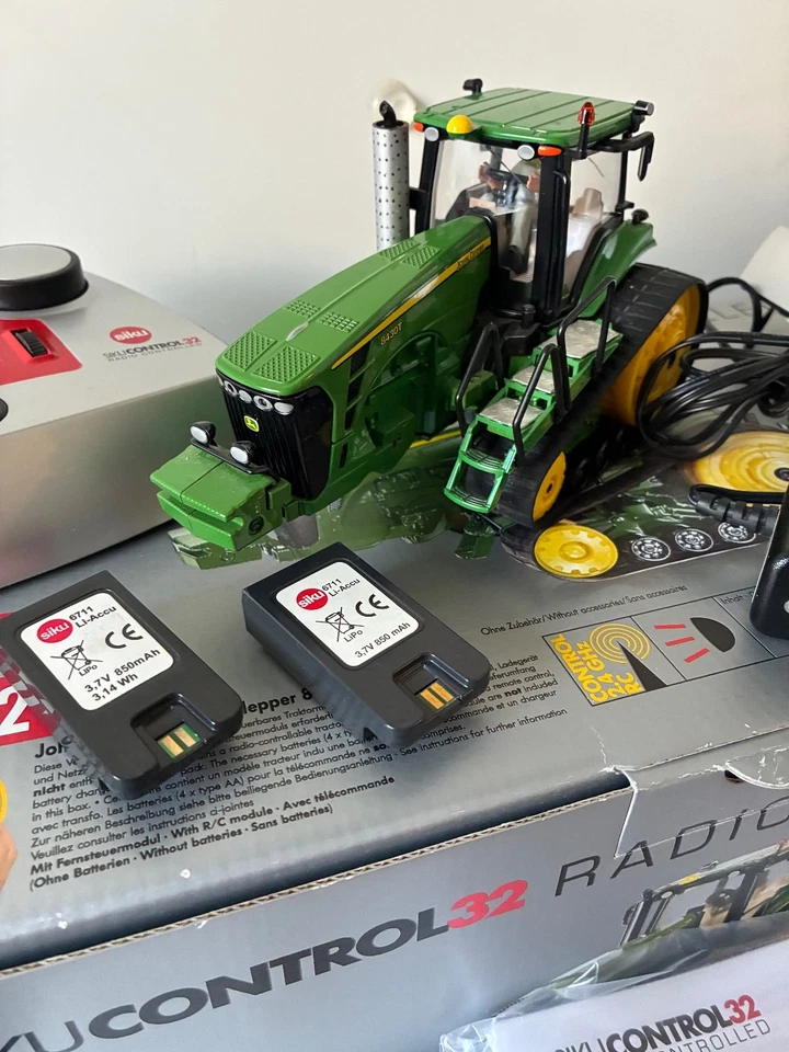 Siku 6762 Control Raupenschlepper John Deere -OVP- inkl. 2 Akkus -Rarität- - Bild 2 von 4