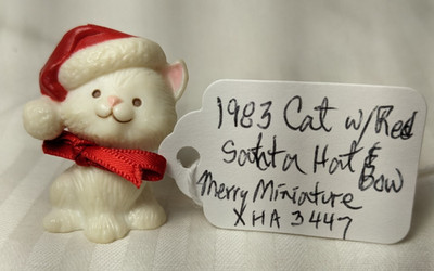 Hallmark 1983 ''Cat w/ Red Santa Hat & Bow'' - Merry Miniature