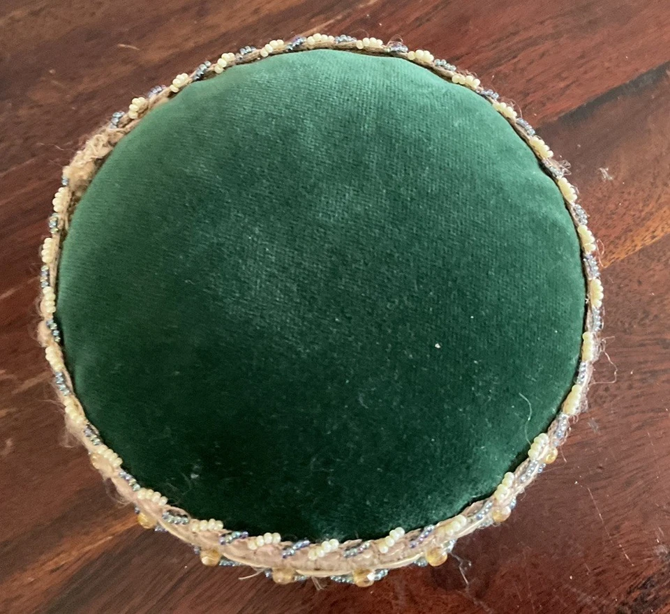 Precioso cojín vintage de terciopelo verde y cuentas sobre base de madera Foto 3 de 4