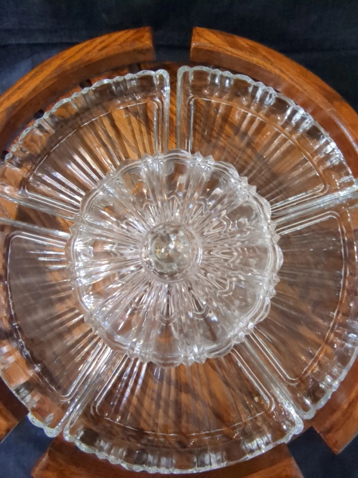 Lazy Susan Wagon wheel Walnut and Glass, Beautiful condition, turns easily A7 - Imagem 2 de 4