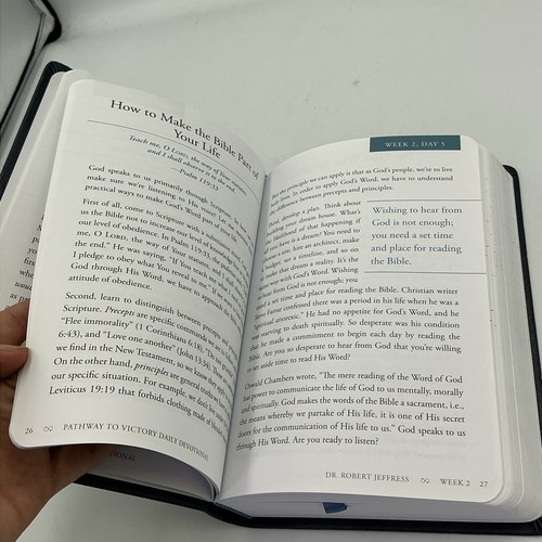 Pathway to Victory Daily Devotional by Dr. Robert Jeffress 2024 - Imagen 21 de 22