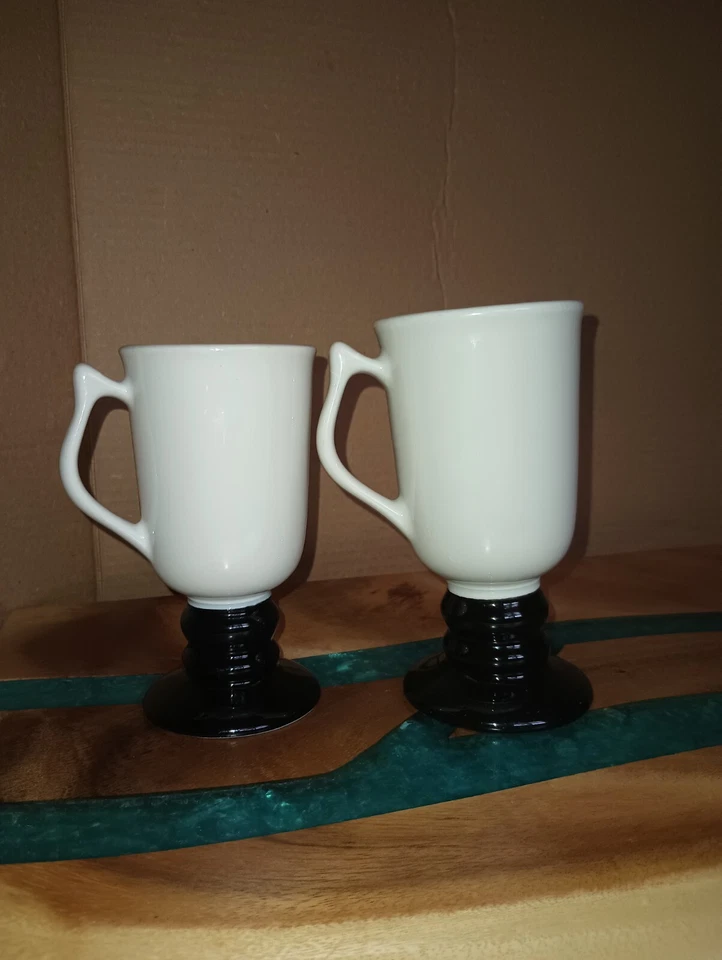 Tazas de pedestal de café irlandés de gres vintage HALL EE. UU. 1273 y 1272 - blanco y negro Foto 2 de 4
