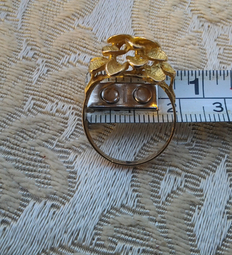 18ct Gold Flower Ring - Picture 14 of 15