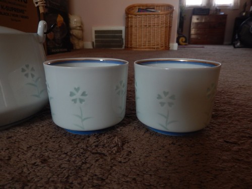 Vtg Japanese Blue White Porcelain Tea Set Kettle w/ Rattan Handle And 4 Cups - Picture 5 of 24