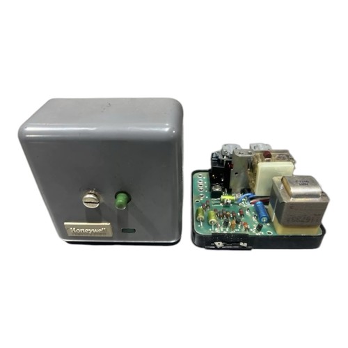 HONEYWELL RA890F FLAME SAFEGUARD PROTECTOR RELAY Used Surplus. - Picture 3 of 6