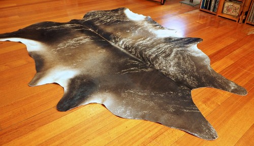 COWHIDE RUG - UNUSUAL COLOURING & INTERESTING MARKINGS - A RARE & BEAUTIFUL RUG - Picture 6 of 10