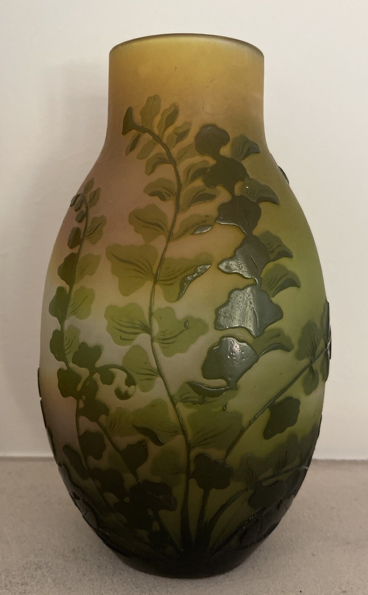 エミール・ガレ　花瓶　Emile Galle Emile Galle Cameo Glass Floral Vase Circa 1900 Signed