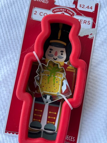 NIP Nutcracker Holding A Gift Cookie Cutter - Picture 5 of 6