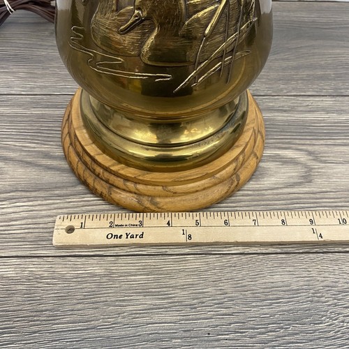 Vintage Lamp Brass Heavy Table Embossed Ducks Wood Base 26" Hunting 70s - Picture 10 of 11