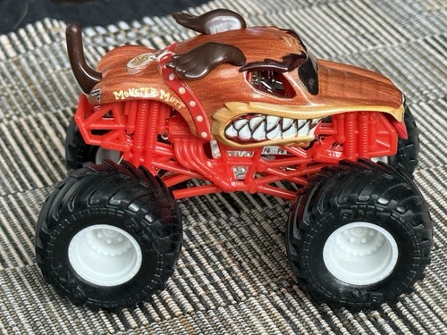 Spin Master Monster Jam Monster Mutt Monster Truck White Rim 1:64 - Picture 7 of 8
