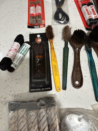 Vintage Lot Boot & Shoe Shine Brushes Buffers Polishers Tins Kiwi Laces - Picture 12 of 23