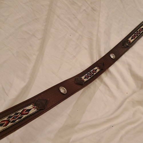 Cintura in pelle marrone goffrata con fibbia incisa tono argento dettaglio occidentale azteco - Foto 11 di 16