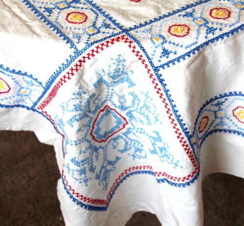 VINTAGE 48"x63" WEISS BAUMWOLLE MEHRFARBIG BLUMEN HANDBESTICKT TISCHDECKE - Bild 8 von 20