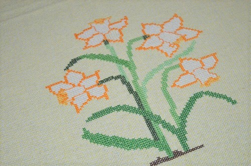 EASTER BUNNY & TOWERING SPRING DAFFODILS! VINTAGE LARGE WOOL BLEND TABLECLOTH - Picture 6 of 12