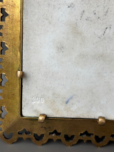 Antigua placa de porcelana 1900 pintura mujer joven músico estilo gótico bronce - Imagen 12 de 12