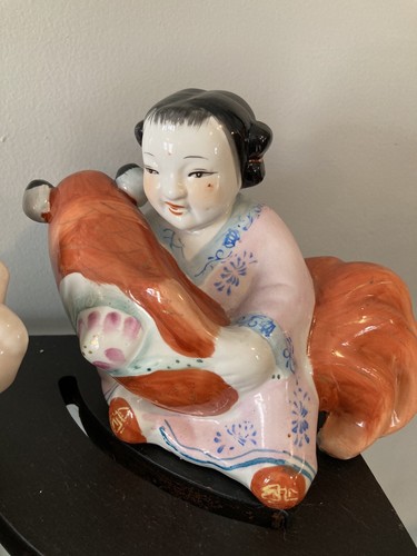 2 alte chinesische handbemalte Porzellan Junge & Mädchen Koi Fisch Figuren RAR - Bild 3 von 11