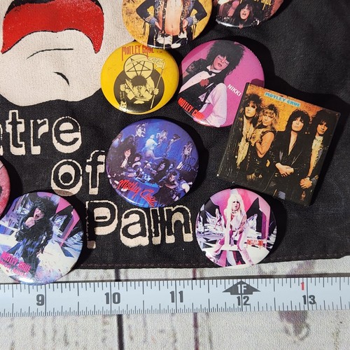 ENORME lotto di 55 spille vintage anni 80 Motley Crue e bandana teatro - Foto 4 di 19