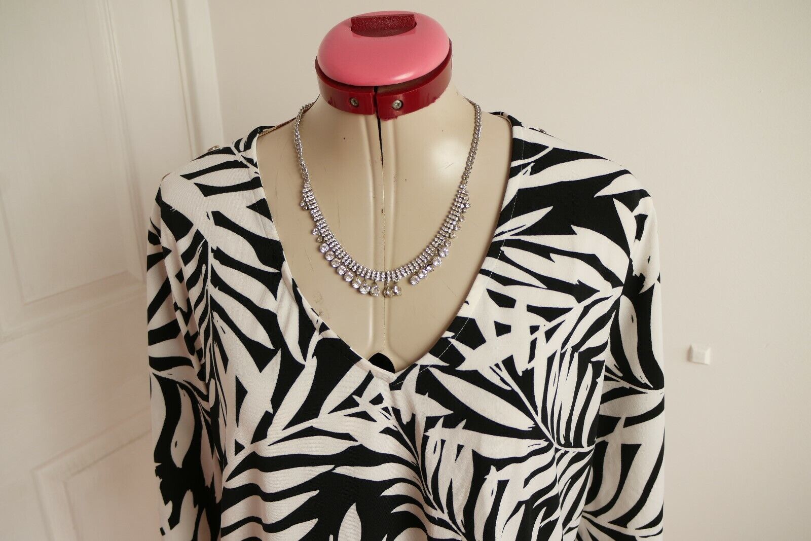 BEME Black White TOP Size M 20 NEW NWT Leaf Print Plus Spring Casual Stretchy - Picture 2 of 6