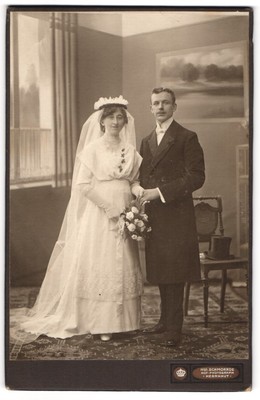 Fotografie Hch. Schmorrde, Herrnhut, junge Eheleute im Hochzeitskleid und Anzug 