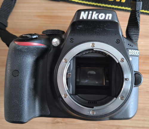 Nikon D3300 DSLR Camera - Bag, Book, Card & DX Lens - Low Shutter Count / VGC - Bild 11 von 24