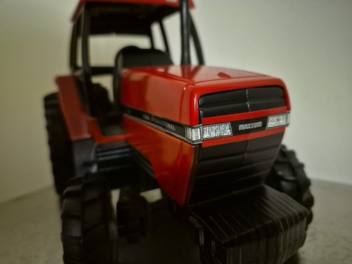 Case IH 5130 Maxxum Tractor w Mechanical Front Drive 1/16 ERTL - Picture 6 of 7