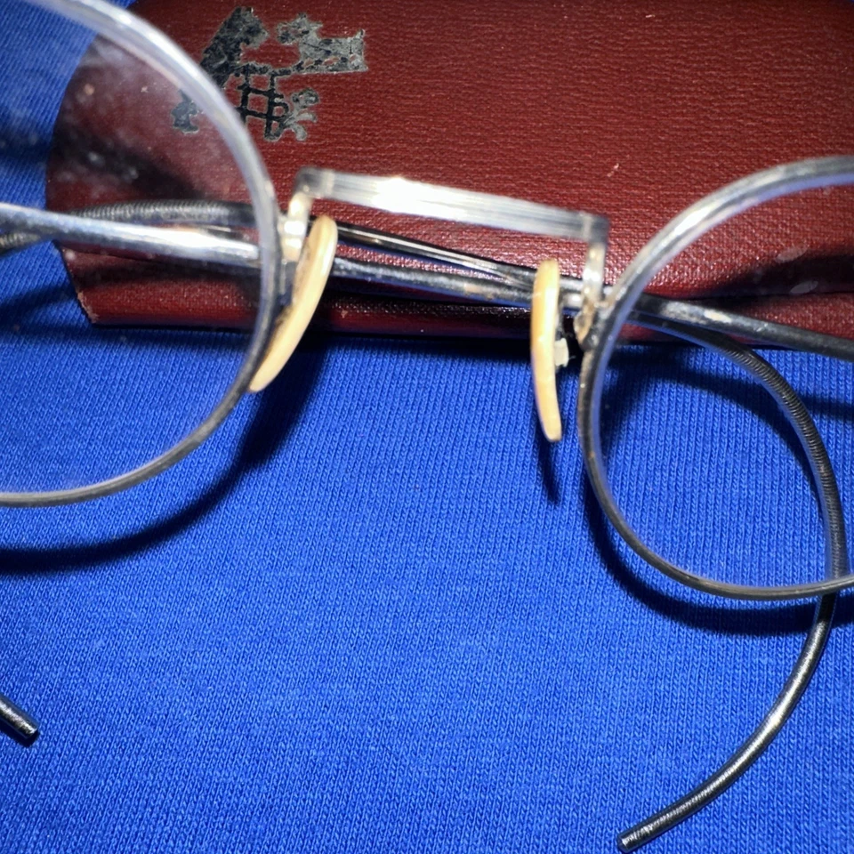 Gafas y estuche vintage con borde de alambre plateado marcado fabricante desconocido Foto 2 de 4