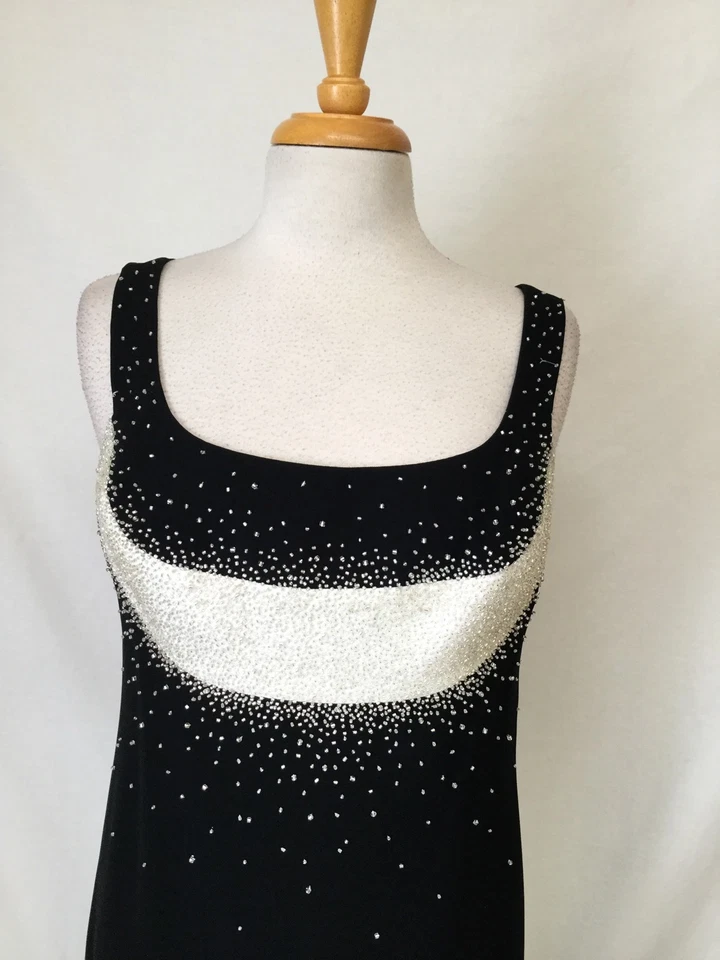 VESTIDO DAYMOUR PETITE NEGRO/BLANCO CON DETALLES JOYA - TALLA 14 Foto 2 de 4