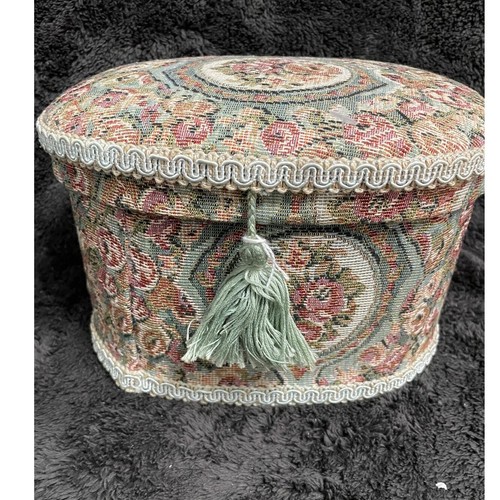 Vintage Stoff bezogen Nähen Oval Box mit gepolstertem Deckel Quaste