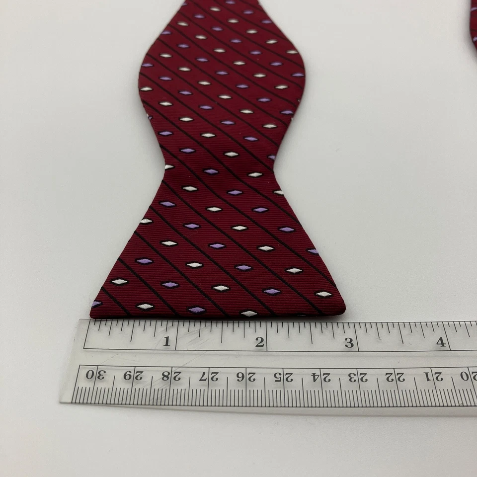 Gravata borboleta estilo marrom sem marca com padrão geométrico e listras ajustáveis - Imagem 4 de 4