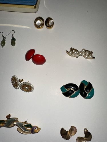 Lot Of 16 Sets Of Vintage Earrings Mixed Metals Studs, Drop Earrings, Clip On - Picture 4 of 11