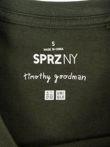 Uniqlo SPRZ NY Herren Small Timothy Goodman Text Grafikdruck olivgrün - Bild 9 von 12