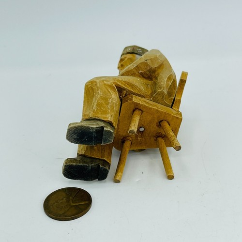 Estatuilla tallada a mano de anciano en silla después de Huggler Wyss tallada en Suiza - Imagen 7 de 9