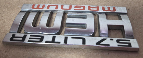 DODGE MAGNUM 5.7 LITER HEMI CIRCA '05 REAR EMBLEM 55077830 AA {6156} - Picture 5 of 8
