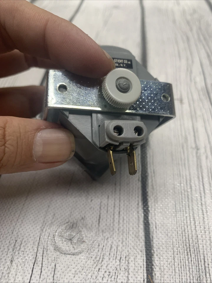 STANDCO  T-41 HOUR Running Time METER 220 Volts-60 Hz- Came From Collector ***82 - Image 3 of 4