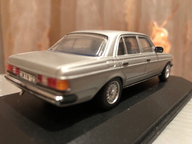 Mercedes Benz 230 E W123 1:43 Minichamps Silver RARE Popularny klasyk, okazja
