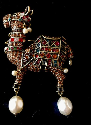 HEIDI DAUS Whispering Camel Pin/Brooch Beautiful!!! - Picture 1 of 5