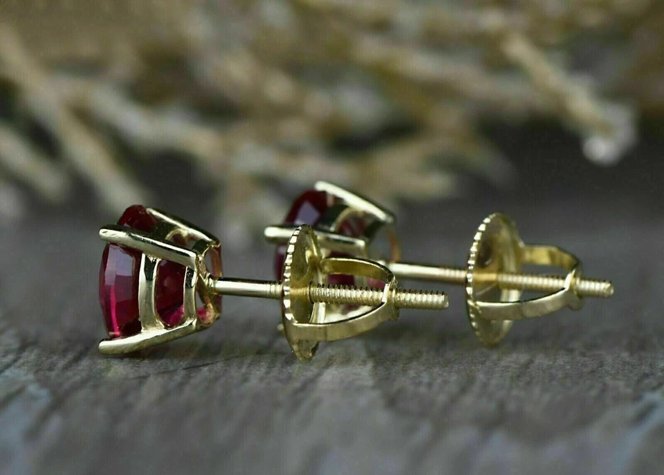 Aretes solitarios de rubí rojo simulado de 2 quilates enchapados en oro amarillo de 14 quilates Foto 3 de 4
