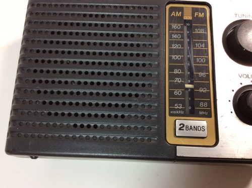 Radio portátil Sony ICF-P10 AM FM 2 bandas negra plateada vintage Japón - Imagen 5 de 18